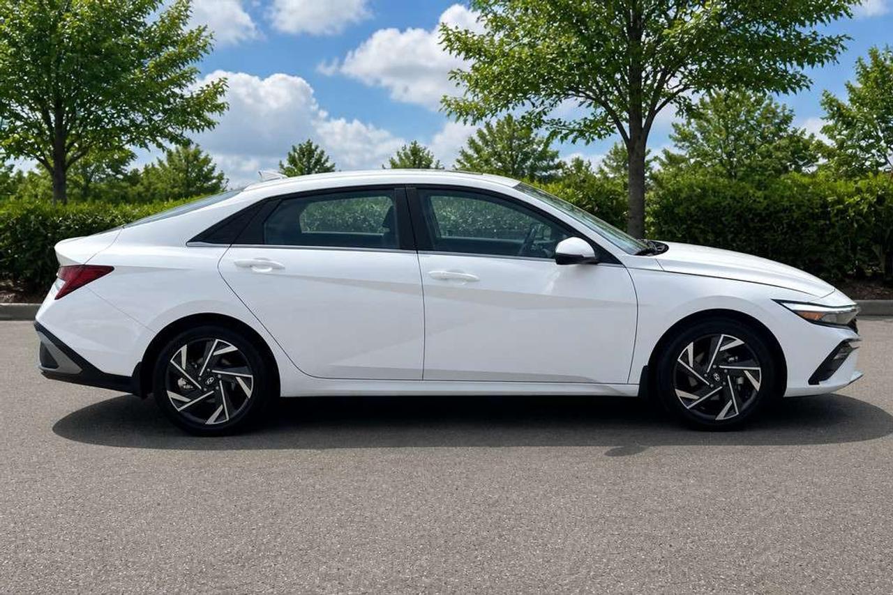 2025 Hyundai Elantra Luxury Hybrid Sunroof Alloy Wheels Photo