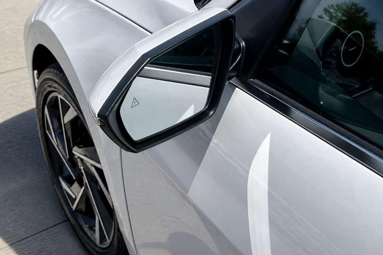 2025 Hyundai Elantra Luxury Hybrid Sunroof Alloy Wheels Photo