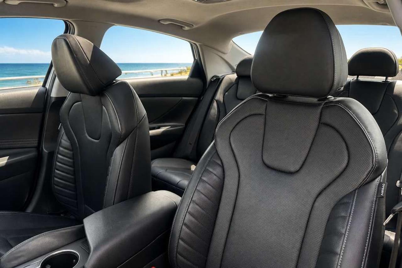 2025 Hyundai Elantra Luxury Hybrid Sunroof Alloy Wheels Photo