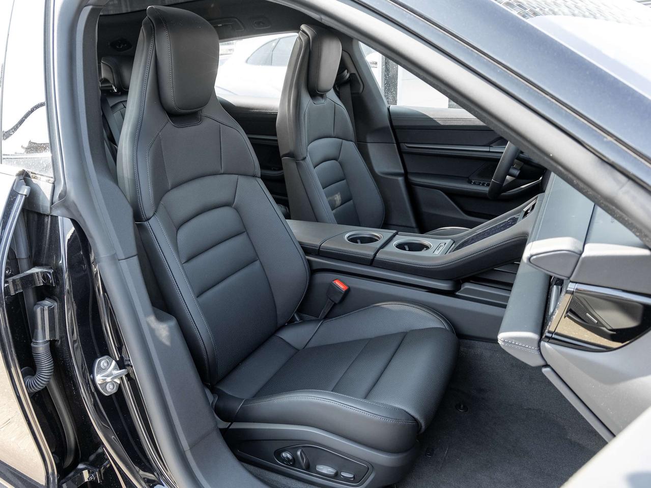 2025 Porsche Taycan 4S Cross Turismo AWD Photo