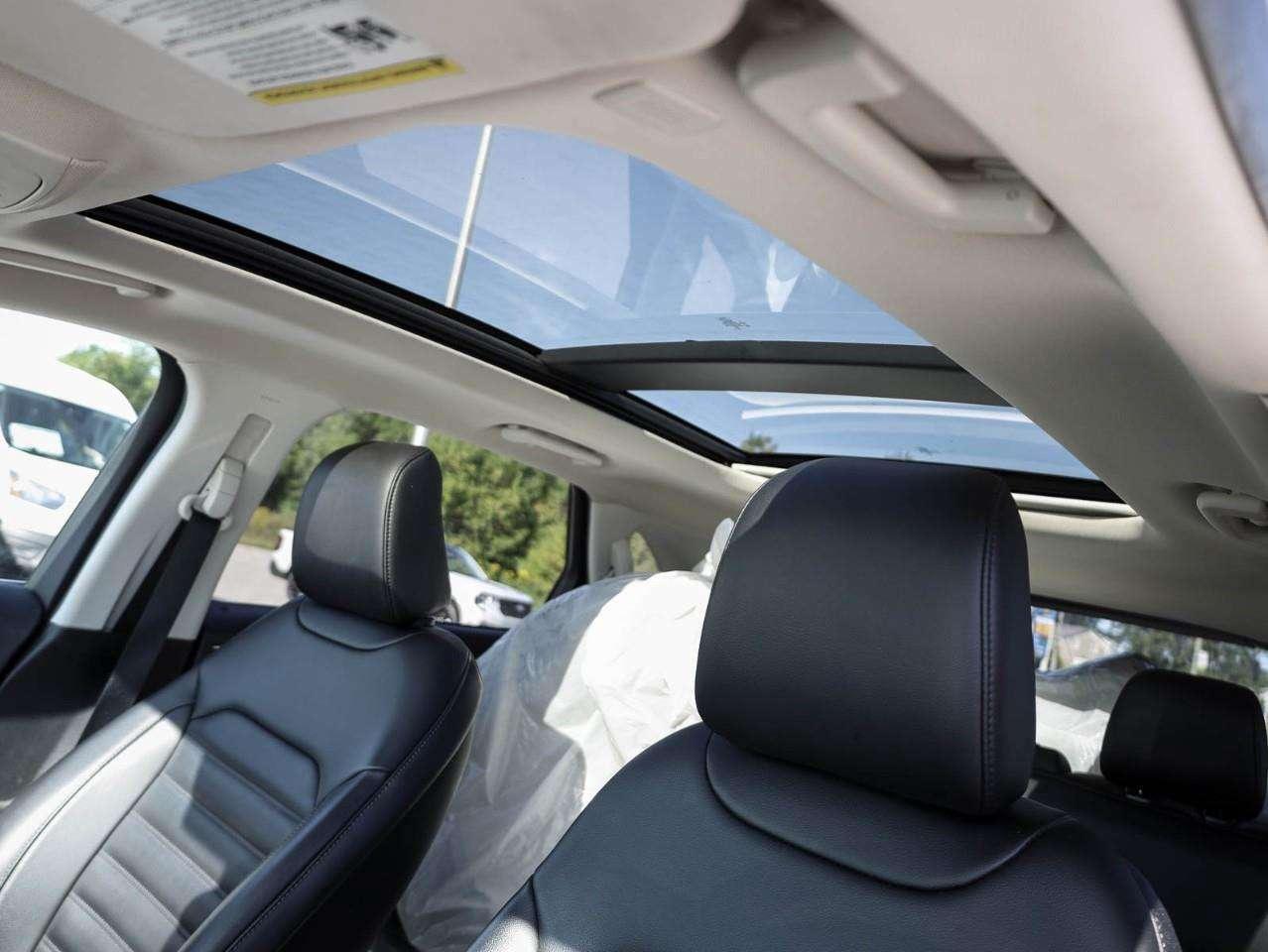 2020 Ford Edge SEL Photo