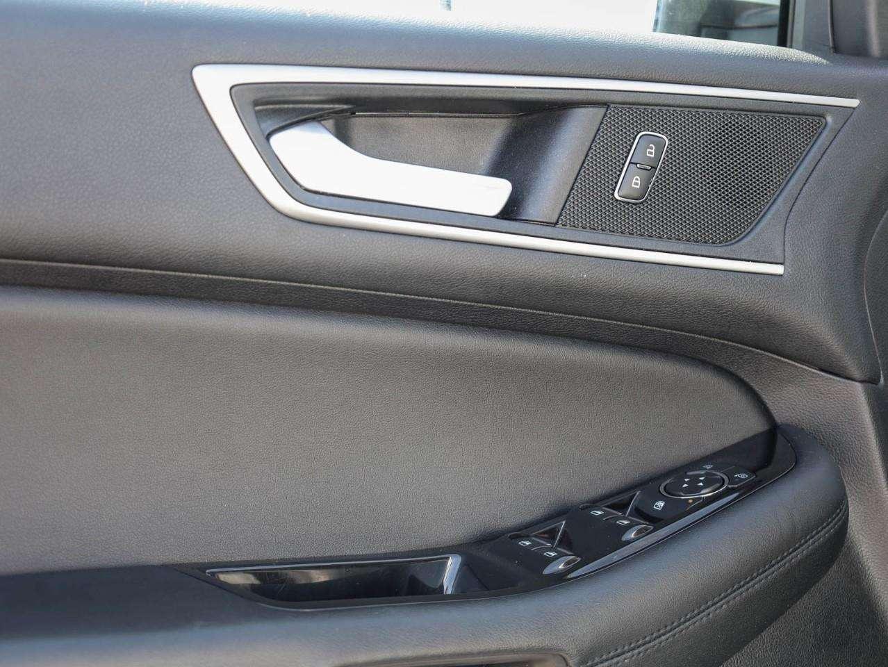 2020 Ford Edge SEL Photo