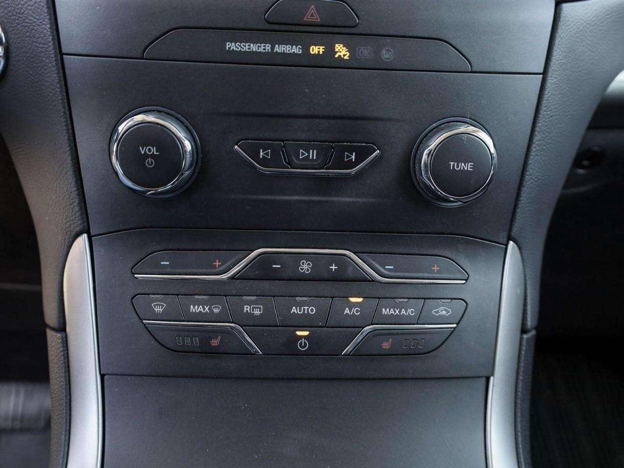 2020 Ford Edge SEL Photo