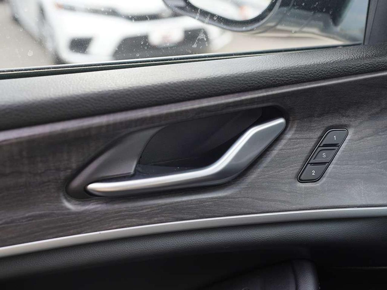 2023 Jeep Grand Cherokee Limited Adaptive Cruise Control Apple CarPlay Leather Seats. Photo