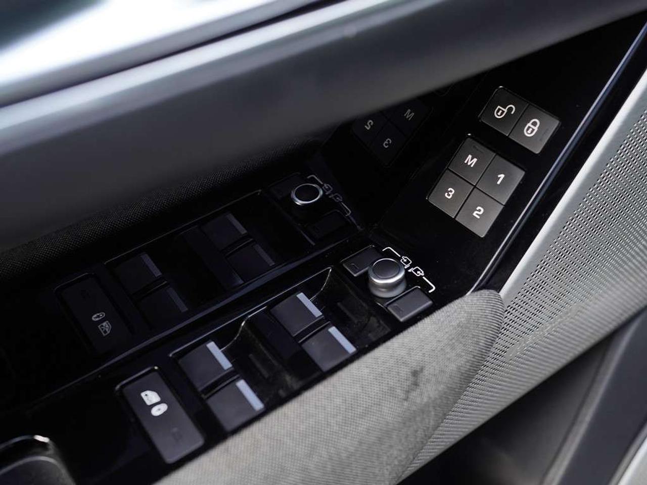 2019 Land Rover Range Rover Velar P380 R-Dynamic HSE Heads up Display Massage seats. Photo