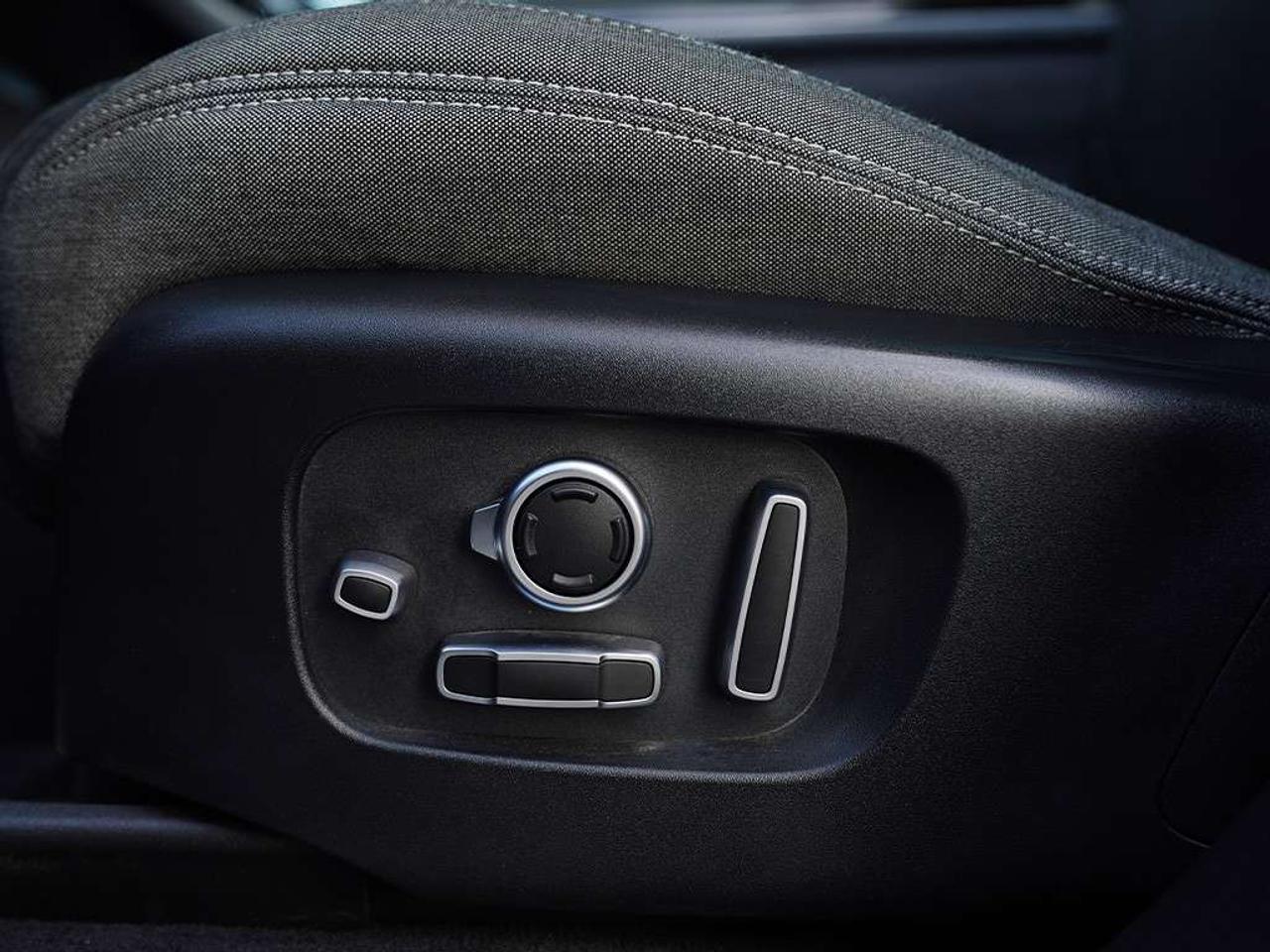 2019 Land Rover Range Rover Velar P380 R-Dynamic HSE Heads up Display Massage seats. Photo