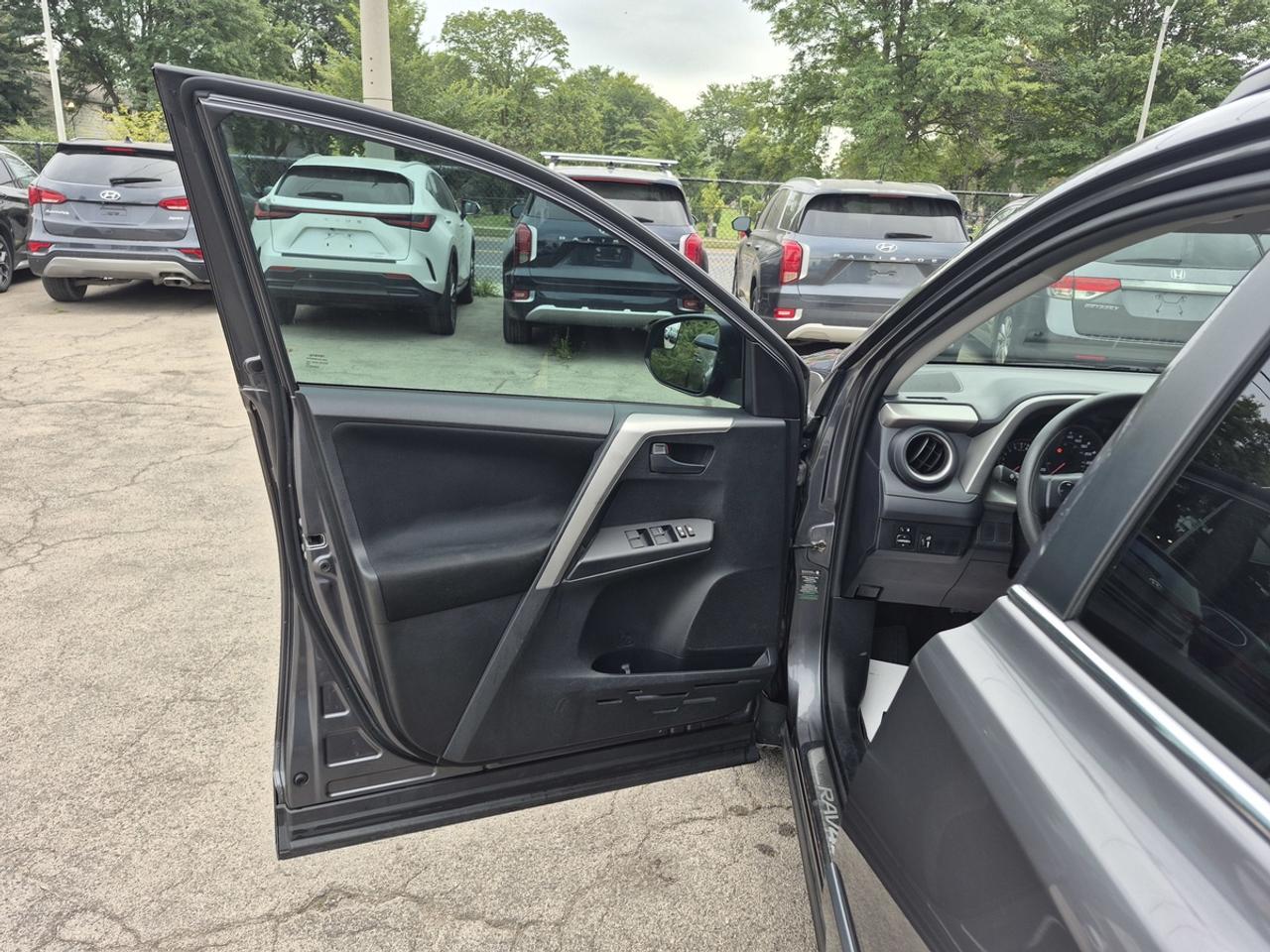 2016 Toyota RAV4 LE Photo