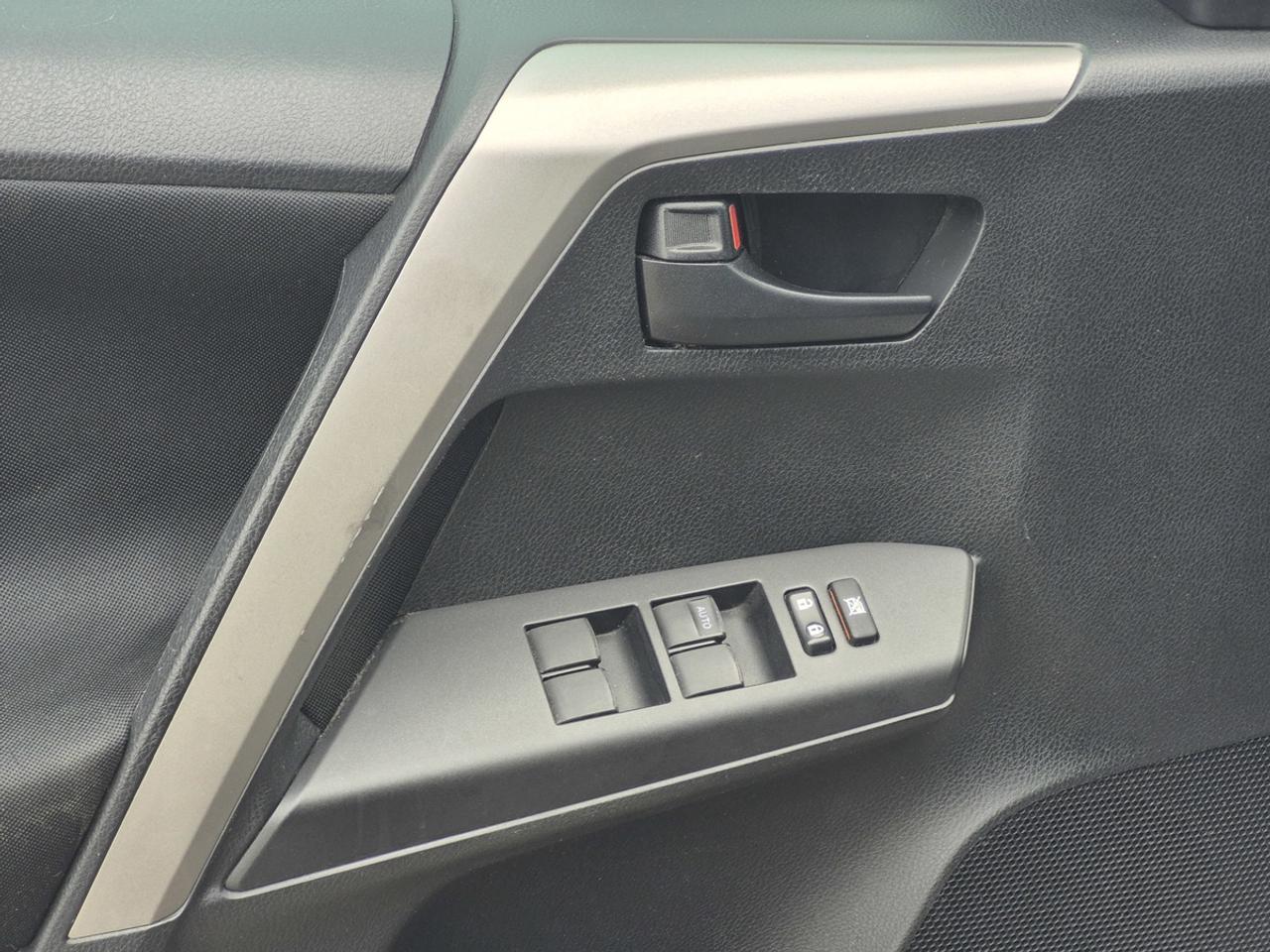 2016 Toyota RAV4 LE Photo
