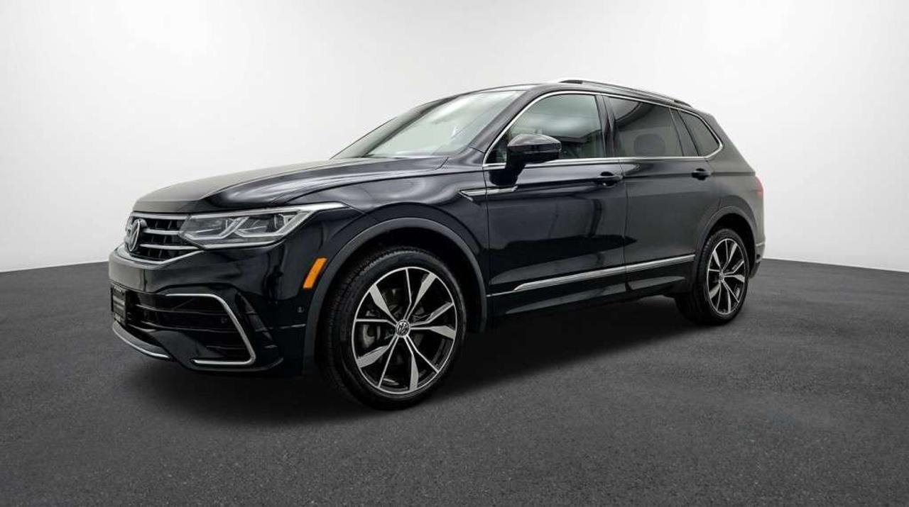 2022 Volkswagen Tiguan Highline R-Line Panoramic Roof Leather Interior Apple CarPlay Photo