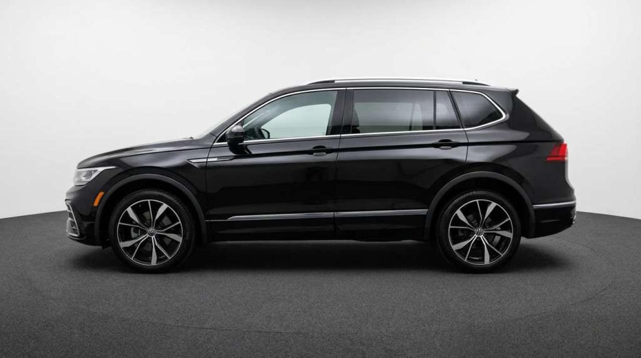 2022 Volkswagen Tiguan Highline R-Line Panoramic Roof Leather Interior Apple CarPlay Photo