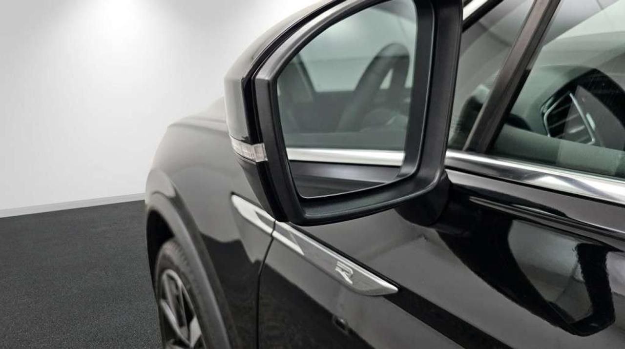 2022 Volkswagen Tiguan Highline R-Line Panoramic Roof Leather Interior Apple CarPlay Photo