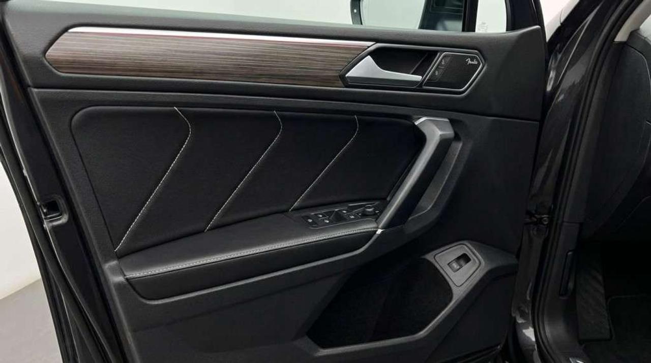 2022 Volkswagen Tiguan Highline R-Line Panoramic Roof Leather Interior Apple CarPlay Photo