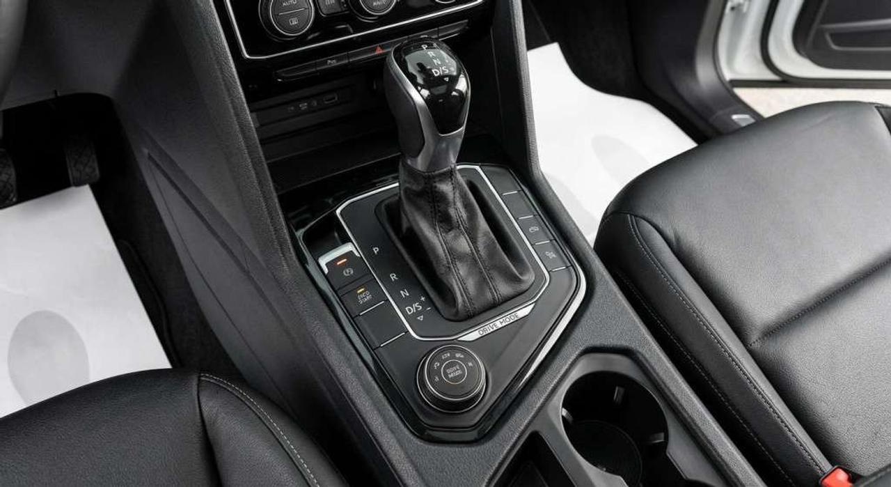 2022 Volkswagen Tiguan Highline R-Line Panoramic Roof Leather Interior Apple CarPlay Photo