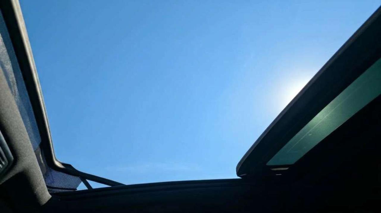 2022 Volkswagen Tiguan Highline R-Line Panoramic Roof Leather Interior Apple CarPlay Photo