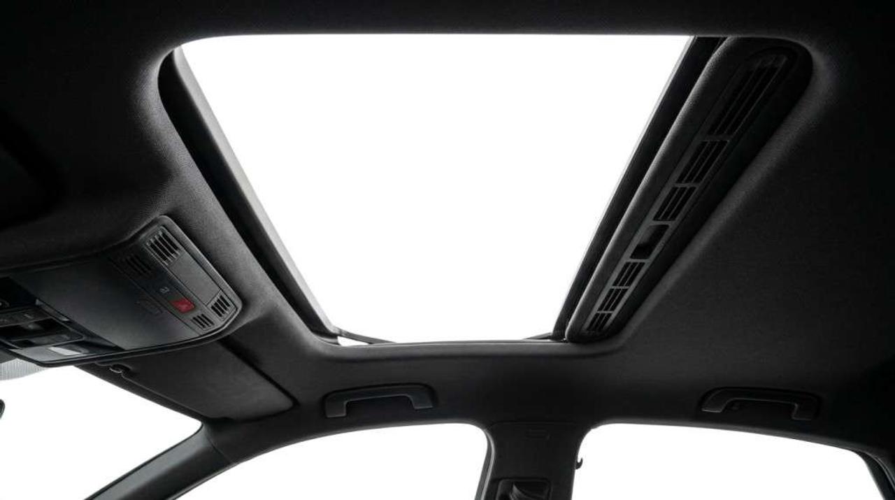 2022 Volkswagen Tiguan Highline R-Line Panoramic Roof Leather Interior Apple CarPlay Photo