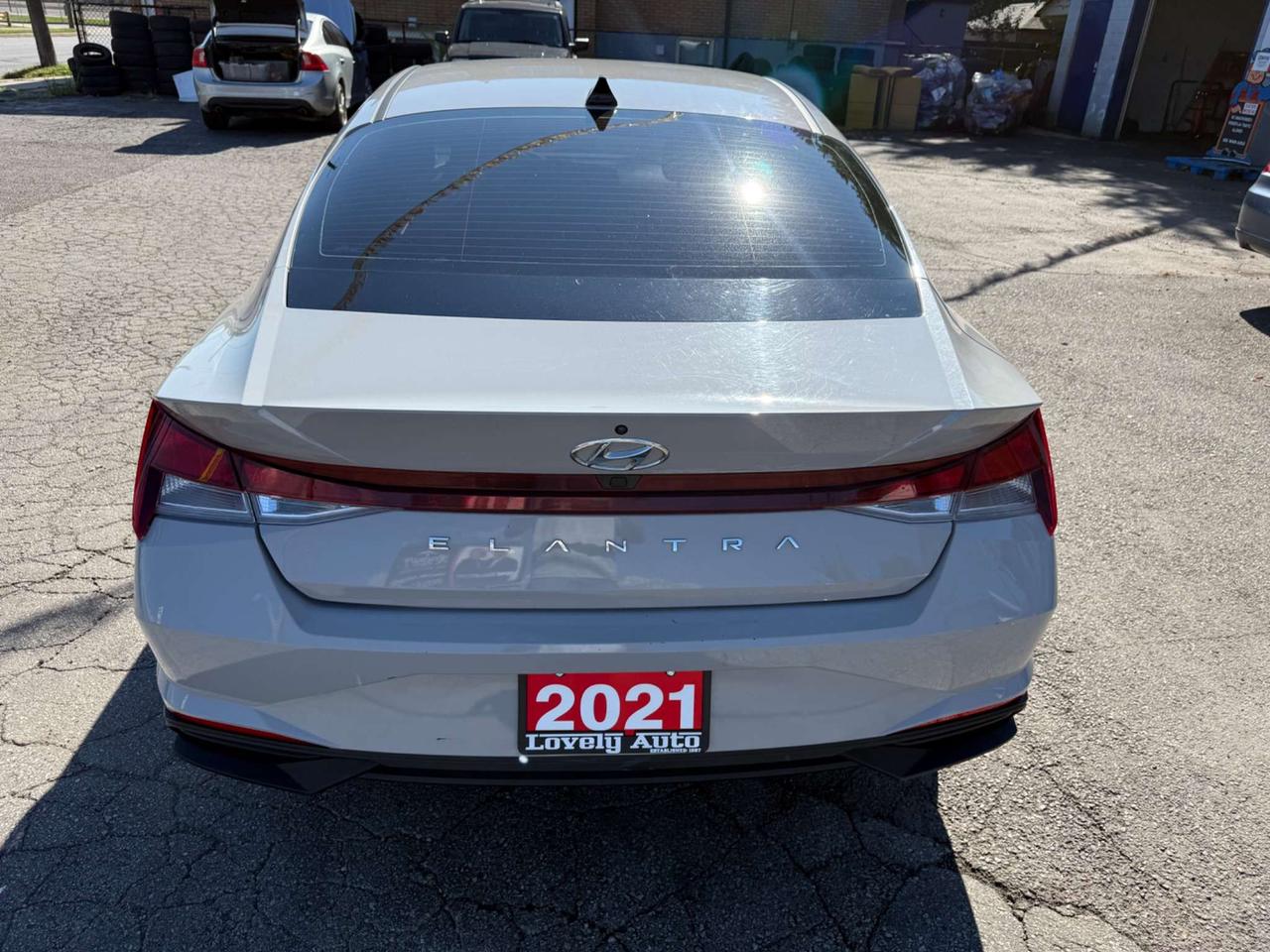 2021 Hyundai Elantra Preferred w/Sun & Tech Package *Certified* Photo3
