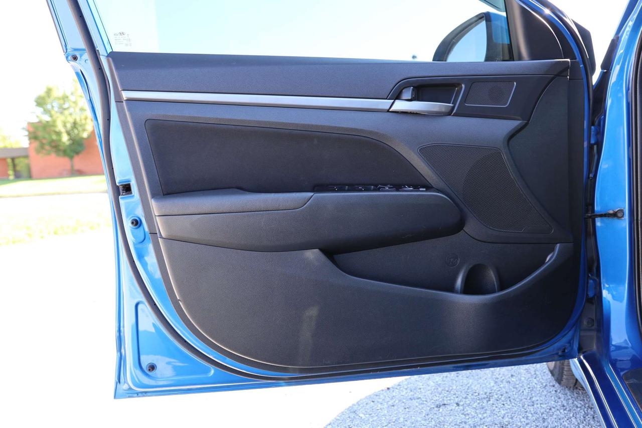 2018 Hyundai Elantra GL-AUTO/BACK UP CAMERA/BLIS/CLOTH/HEATED SEATS & STEERING/CARPLAY/BLUETOOTH Photo