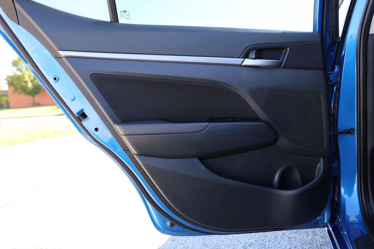2018 Hyundai Elantra GL-AUTO/BACK UP CAMERA/BLIS/CLOTH/HEATED SEATS & STEERING/CARPLAY/BLUETOOTH Photo