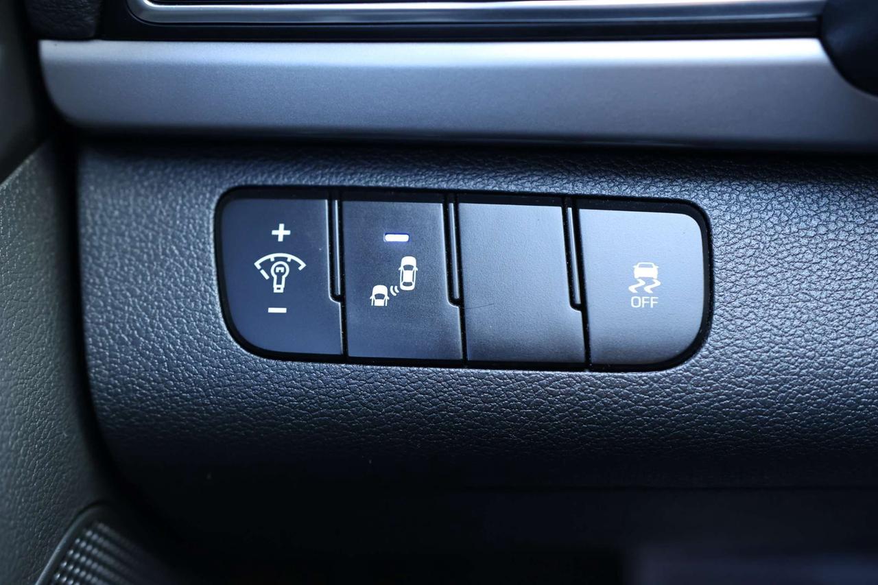 2018 Hyundai Elantra GL-AUTO/BACK UP CAMERA/BLIS/CLOTH/HEATED SEATS & STEERING/CARPLAY/BLUETOOTH Photo