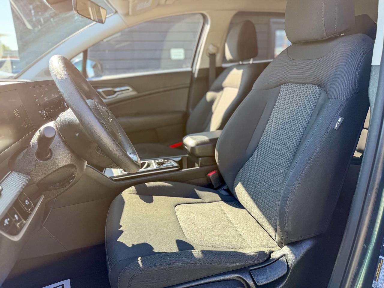 2024 Kia Sportage LX/CAMERA/LANE ASSIST/APPLE CARPLAY/LOW KM/2.5L Photo