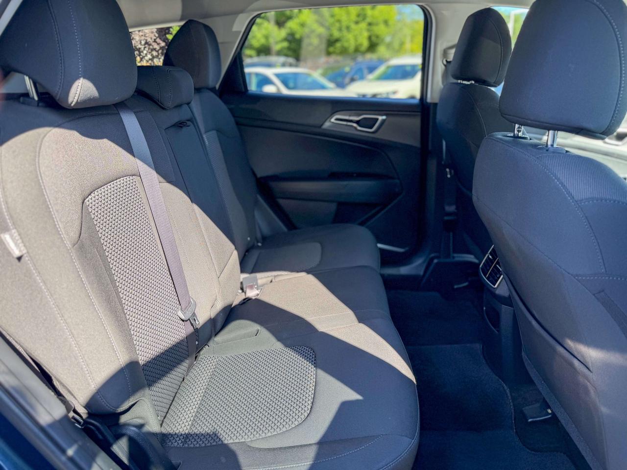 2024 Kia Sportage LX/CAMERA/LANE ASSIST/APPLE CARPLAY/LOW KM/2.5L Photo
