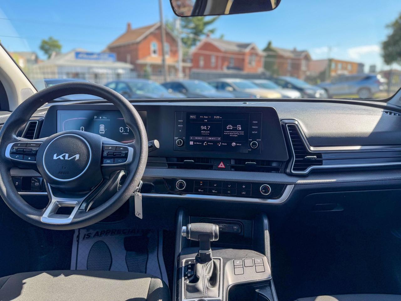 2024 Kia Sportage LX/CAMERA/LANE ASSIST/APPLE CARPLAY/LOW KM/2.5L Photo