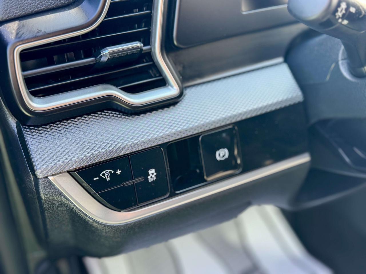 2024 Kia Sportage LX/CAMERA/LANE ASSIST/APPLE CARPLAY/LOW KM/2.5L Photo