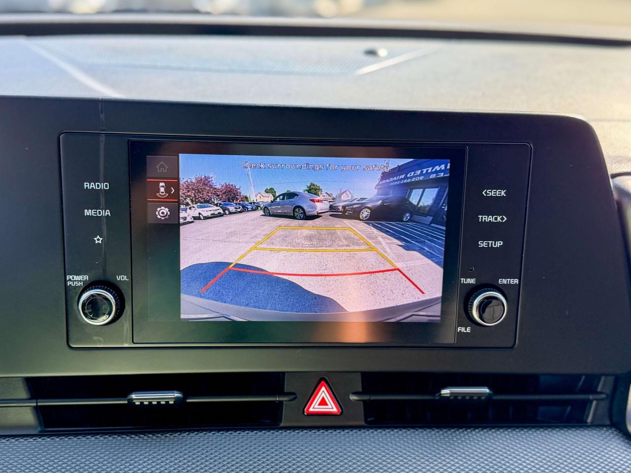 2024 Kia Sportage LX/CAMERA/LANE ASSIST/APPLE CARPLAY/LOW KM/2.5L Photo