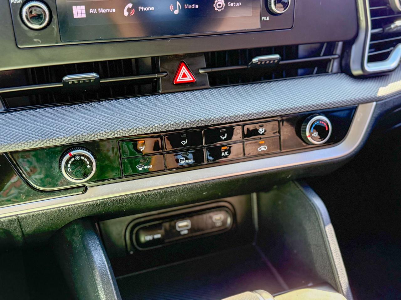 2024 Kia Sportage LX/CAMERA/LANE ASSIST/APPLE CARPLAY/LOW KM/2.5L Photo