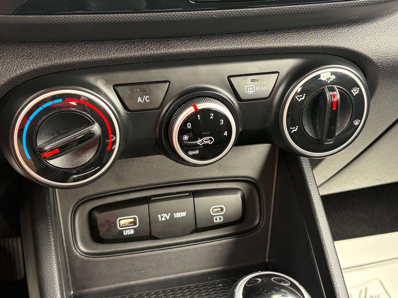 2024 Hyundai Venue PREFERRED/HEATED SEATS/BACK UP CAM/CALL BELLEVILLE Photo