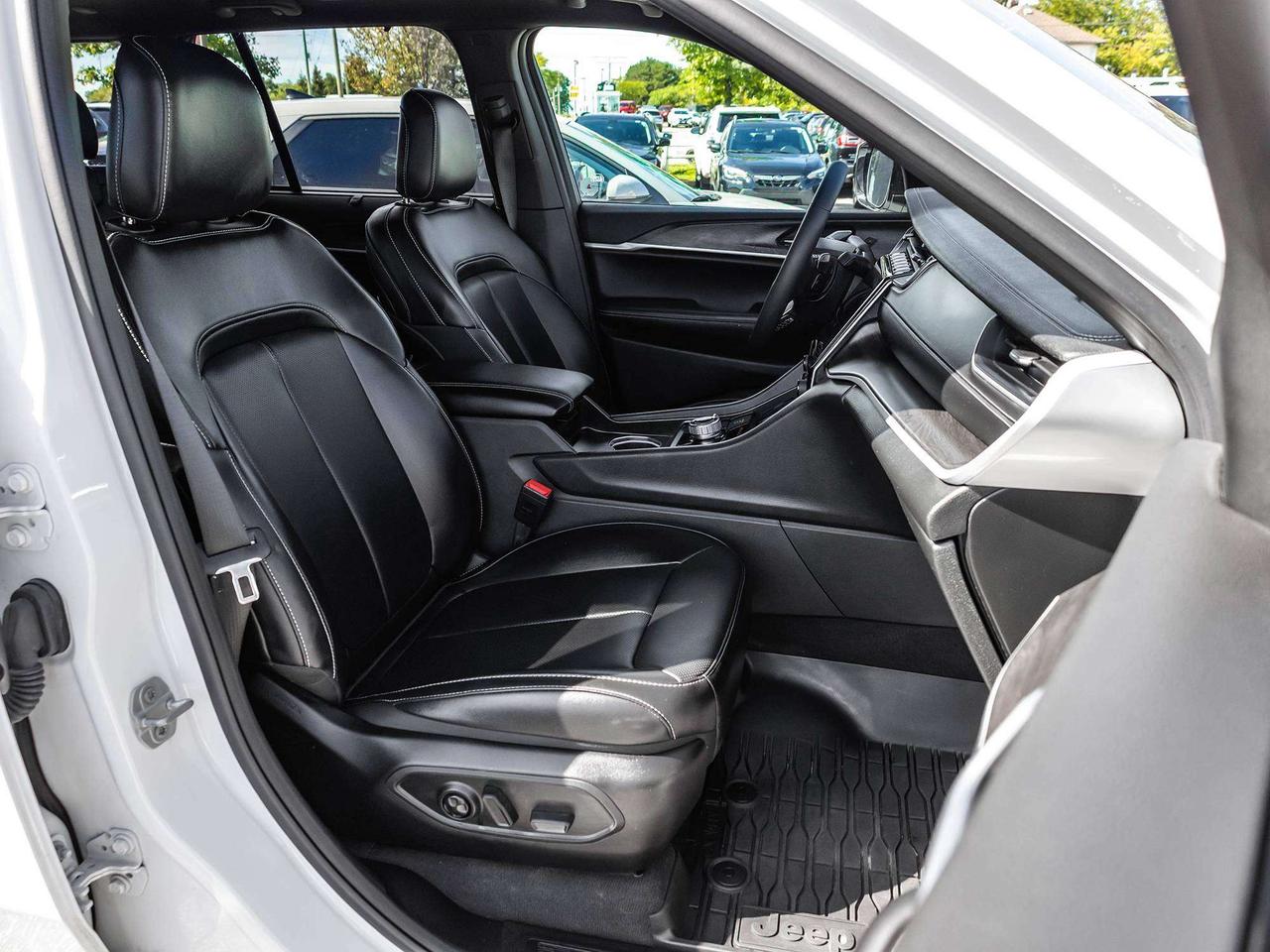 2025 Jeep Grand Cherokee LUXURY TECH GRP ROOF  BLACK APP. PKG  TRAILER TOW Photo