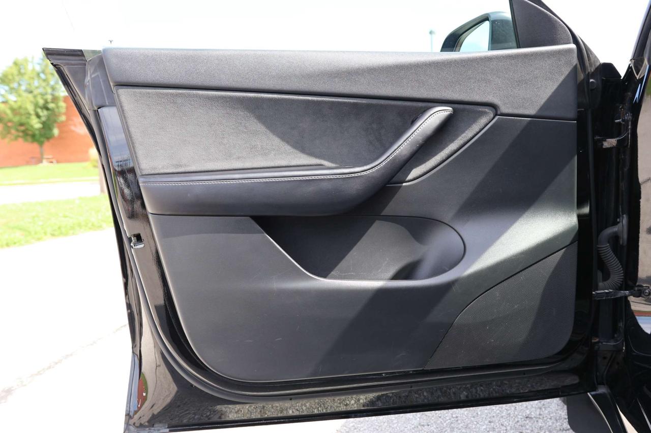 2022 Tesla Model Y LONG RANGE-DUAL MOTOR-AWD-7PASS/AUTOPILOT/DRIVER ASSIST/STANDARD CONNECTIVITY/HEATED SEATS & STEERING/DASHCAM/KEYLESS Photo