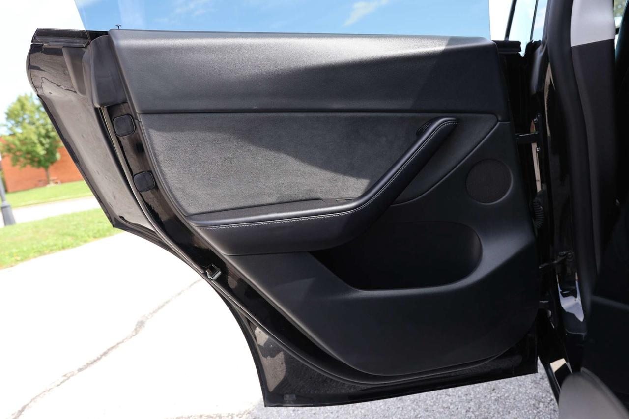 2022 Tesla Model Y LONG RANGE-DUAL MOTOR-AWD-7PASS/AUTOPILOT/DRIVER ASSIST/STANDARD CONNECTIVITY/HEATED SEATS & STEERING/DASHCAM/KEYLESS Photo