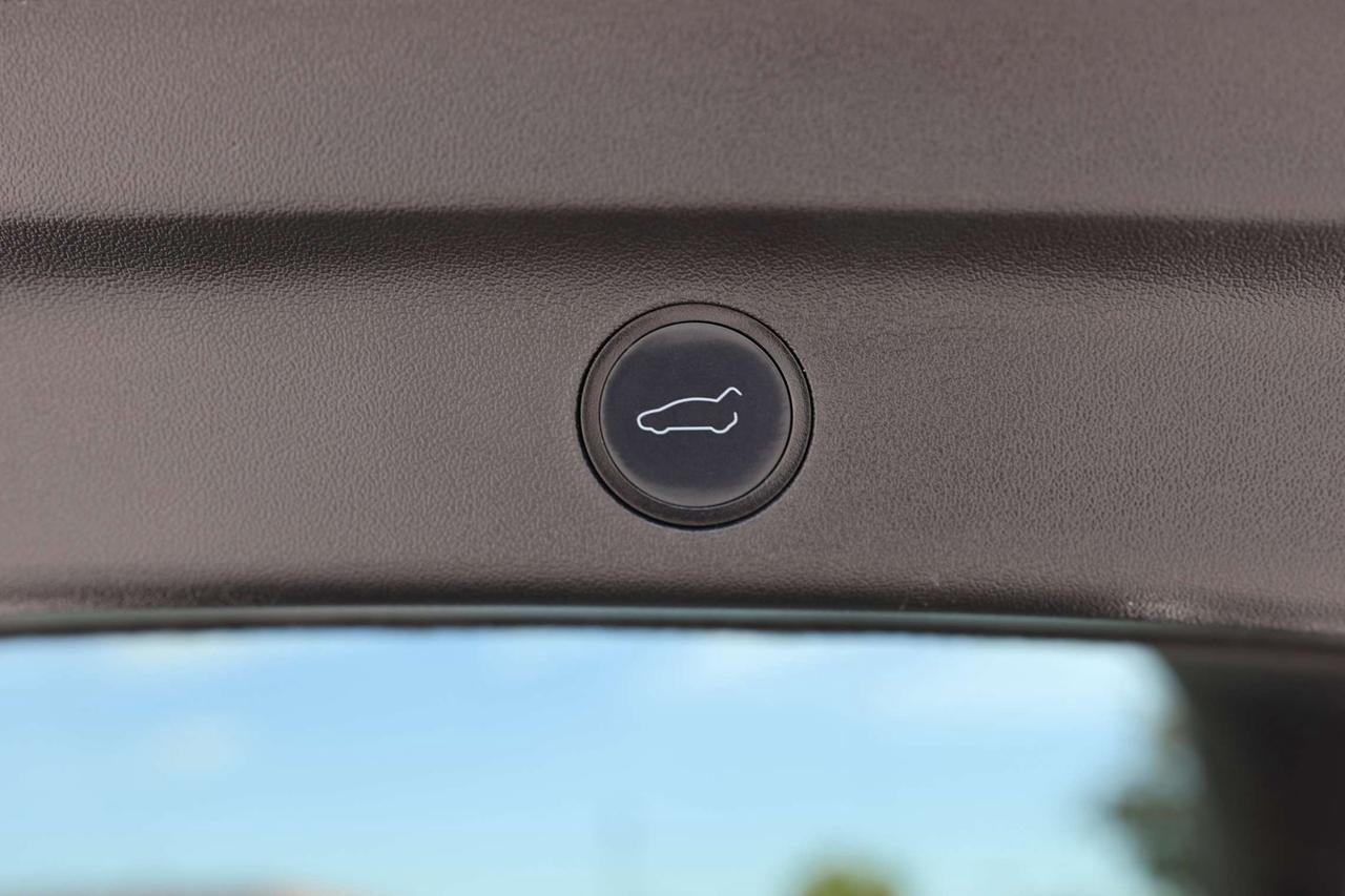 2022 Tesla Model Y LONG RANGE-DUAL MOTOR-AWD-7PASS/AUTOPILOT/DRIVER ASSIST/STANDARD CONNECTIVITY/HEATED SEATS & STEERING/DASHCAM/KEYLESS Photo