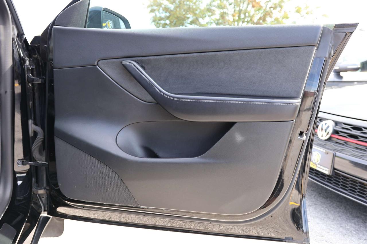2022 Tesla Model Y LONG RANGE-DUAL MOTOR-AWD-7PASS/AUTOPILOT/DRIVER ASSIST/STANDARD CONNECTIVITY/HEATED SEATS & STEERING/DASHCAM/KEYLESS Photo