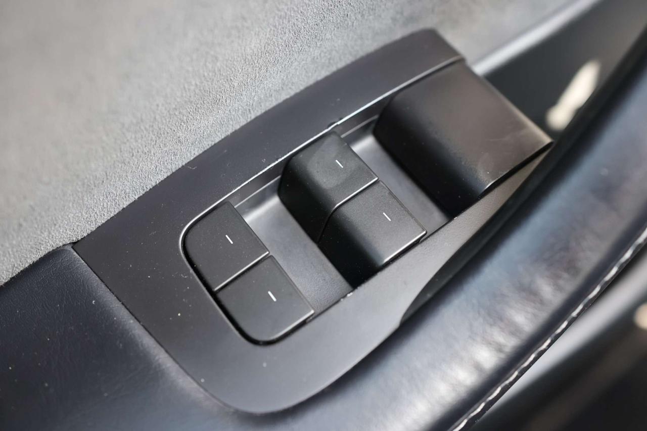 2022 Tesla Model Y LONG RANGE-DUAL MOTOR-AWD-7PASS/AUTOPILOT/DRIVER ASSIST/STANDARD CONNECTIVITY/HEATED SEATS & STEERING/DASHCAM/KEYLESS Photo