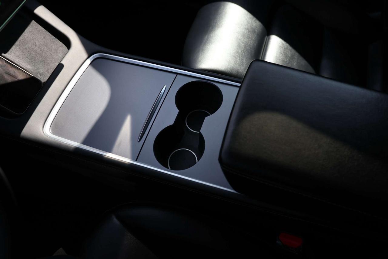 2022 Tesla Model Y LONG RANGE-DUAL MOTOR-AWD-7PASS/AUTOPILOT/DRIVER ASSIST/STANDARD CONNECTIVITY/HEATED SEATS & STEERING/DASHCAM/KEYLESS Photo