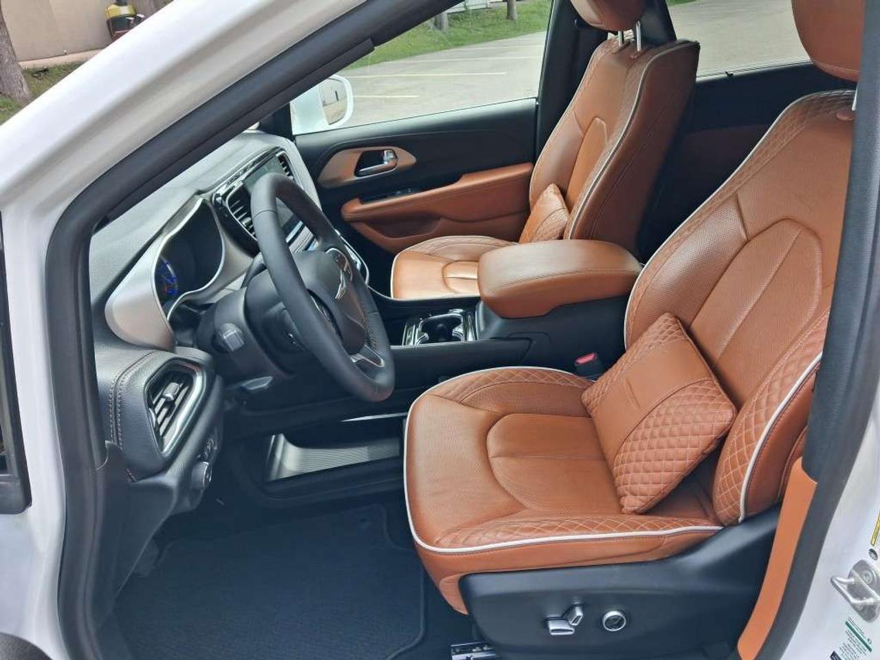 2024 Chrysler Pacifica Pinnacle 2WD Photo