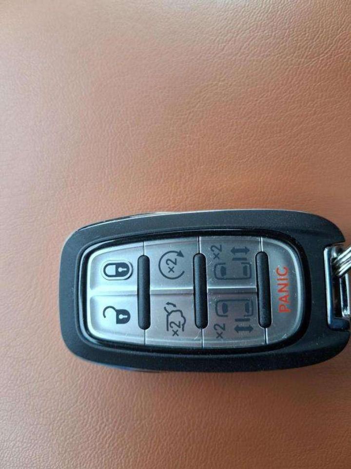 2024 Chrysler Pacifica Pinnacle 2WD Photo