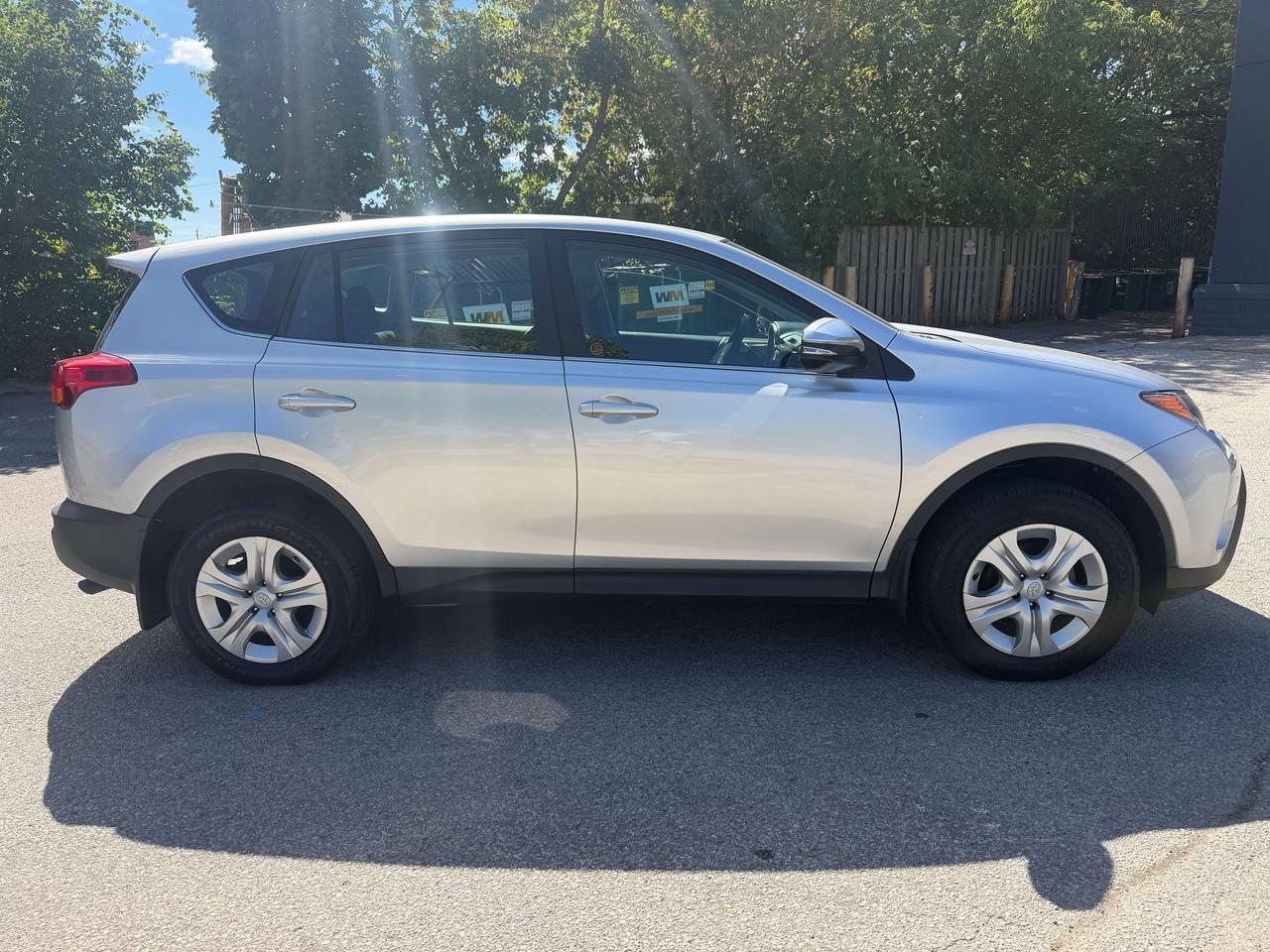 2015 Toyota RAV4 LE !!! YES ONLY 39742 KMS !!!! ONE OWNER !! MINT ! Photo4