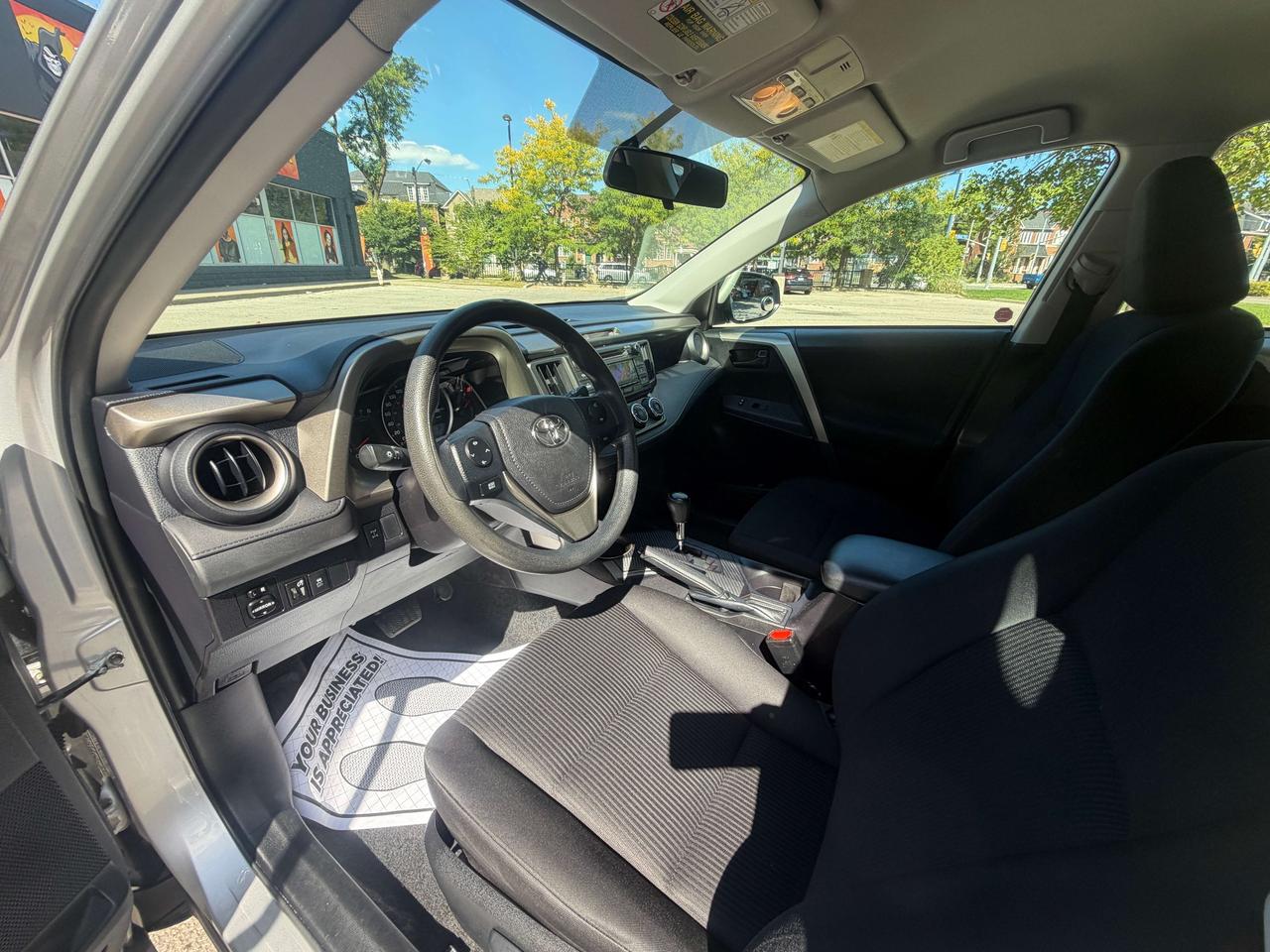 2015 Toyota RAV4 LE !!! YES ONLY 39742 KMS !!!! ONE OWNER !! MINT ! Photo
