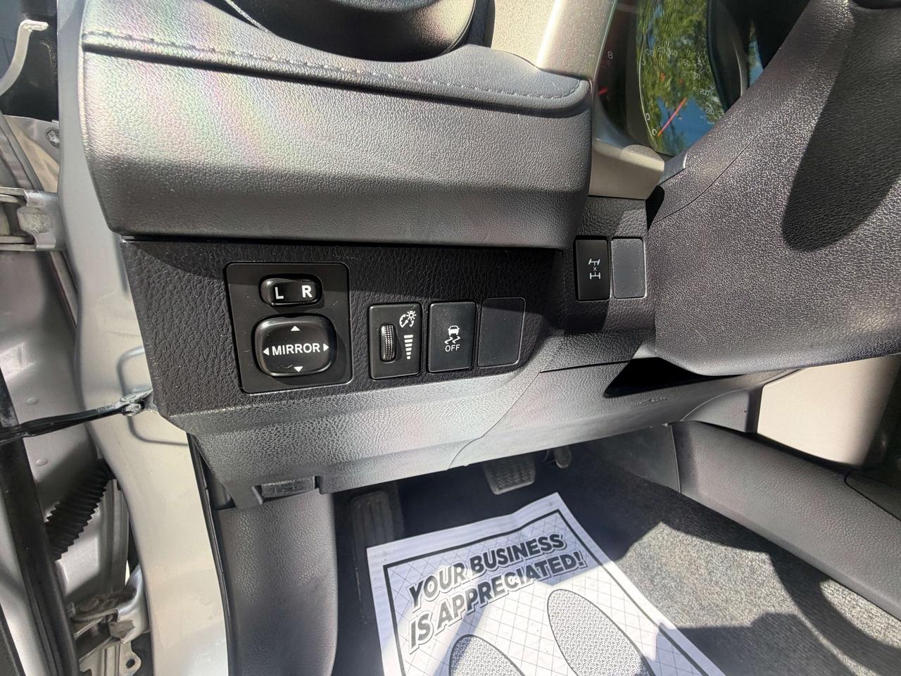 2015 Toyota RAV4 LE !!! YES ONLY 39742 KMS !!!! ONE OWNER !! MINT ! Photo