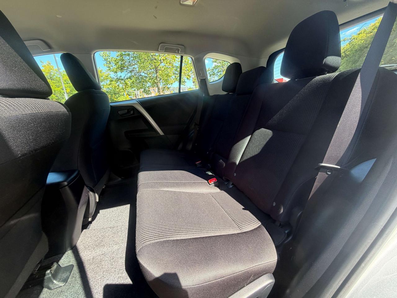 2015 Toyota RAV4 LE !!! YES ONLY 39742 KMS !!!! ONE OWNER !! MINT ! Photo