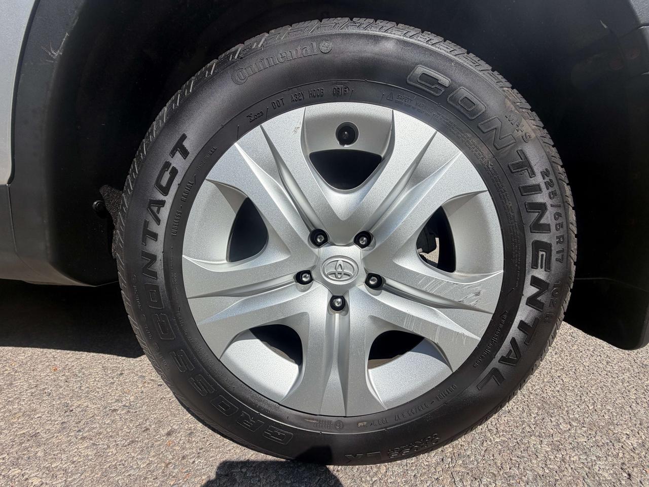 2015 Toyota RAV4 LE !!! YES ONLY 39742 KMS !!!! ONE OWNER !! MINT ! Photo
