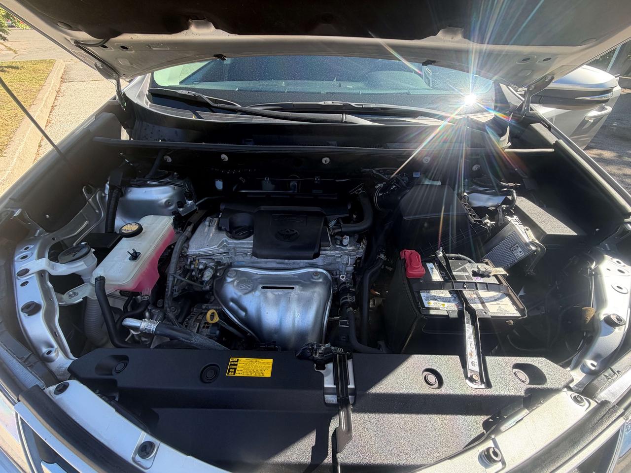 2015 Toyota RAV4 LE !!! YES ONLY 39742 KMS !!!! ONE OWNER !! MINT ! Photo