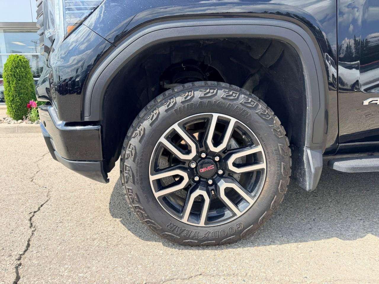 2026 GMC Sierra 1500 AT4, 3.0L DIESEL, 4X4, ALLOYS, LEATHER, 1-OWNER, MACMASTER ORIGINAL, CERTIFIED PREOWNED! Photo5