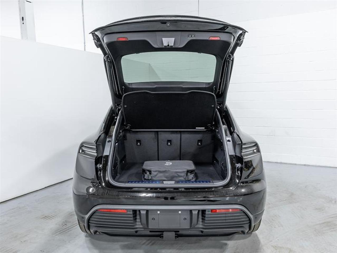 2025 Porsche Macan  Photo
