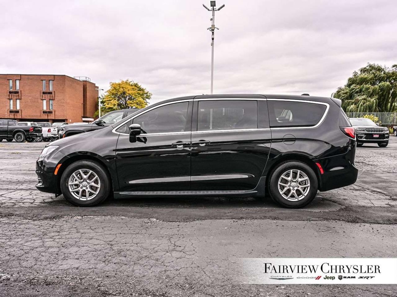 2026 Chrysler Grand Caravan SXT 2WD RUNNING BOARDS   CARPLAY   PWR SLIDING DOORS   REMOTE START   LEATHER Photo