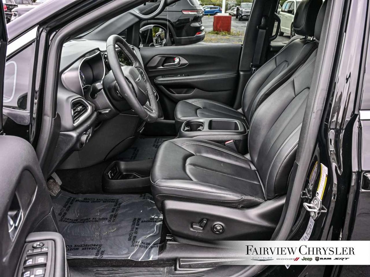 2026 Chrysler Grand Caravan SXT 2WD RUNNING BOARDS   CARPLAY   PWR SLIDING DOORS   REMOTE START   LEATHER Photo
