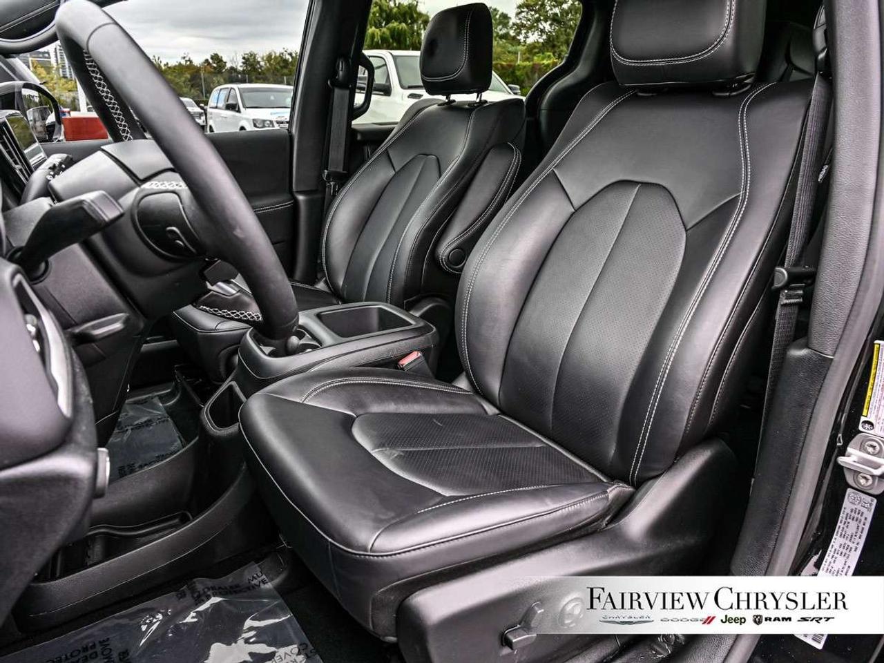 2026 Chrysler Grand Caravan SXT 2WD RUNNING BOARDS   CARPLAY   PWR SLIDING DOORS   REMOTE START   LEATHER Photo